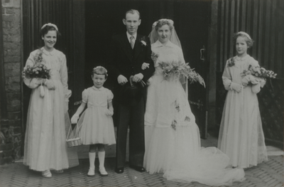 875877 Afbeelding van het bruidspaar Piet Bronius en Rie Noorland, met drie bruidsmeisjes, voor de Jacobikerk ...